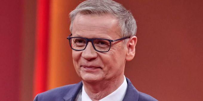 Der Moderator Günther Jauch steht beim RTL Jahresrückblick «Menschen, Bilder, Emotionen 2020» im Studio. Günther Jauch