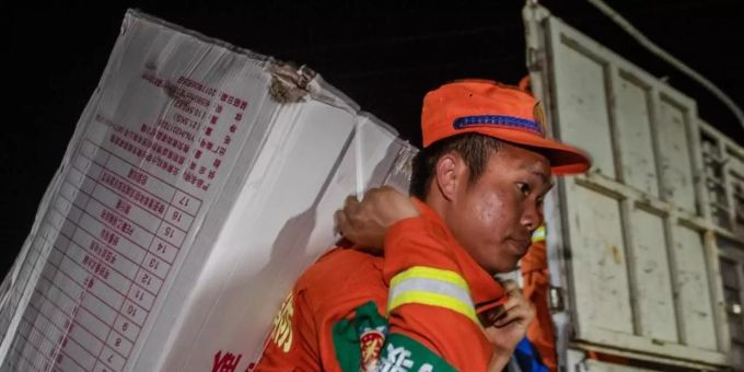 Rettungskräfte tragen Hilfsgüter in den Autonomen Kreis Yangbi Yi in der südwestchinesischen Provinz Yunnan. Ein Erdbeben der Stärke 7,4 hat den Nordwesten Chinas erschüttert. Das Zentrum lag nach Angaben des seismischen Netzwerks Geofon in Potsdam in der Provinz Qinghai und wurde in einer Tiefe von zehn Kilometern gemessen. Foto: XinHua/dpa Rettungskräfte tragen Hilfsgüter in den Autonomen Kreis Yangbi Yi in der südwestchinesischen Provinz Yunnan. Ein Erdbeben der Stärke 7,4 hat den Nordwesten Chinas erschüttert. Das Zentrum lag nach Angaben des seismischen Netzwerks Geofon in Potsdam in der Provinz Qinghai und wurde in einer Tiefe von zehn Kilometern gemessen. Foto: XinHua/dpa