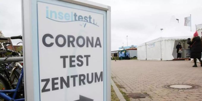 Ein Aufsteller mit der Aufschrift "Corona Testzentrum" weist den Weg zu einem Testzentrum am Bahnhof Westerland in Schleswig-Holstein. Foto: Bodo Marks/dpa Ein Aufsteller mit der Aufschrift "Corona Testzentrum" weist den Weg zu einem Testzentrum am Bahnhof Westerland in Schleswig-Holstein. Foto: Bodo Marks/dpa