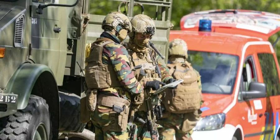 Spezialkräfte suchen nach einem mutmasslich rechtsextremen und bewaffneten Berufssoldaten. Foto: Arnulf Stoffel/dpa