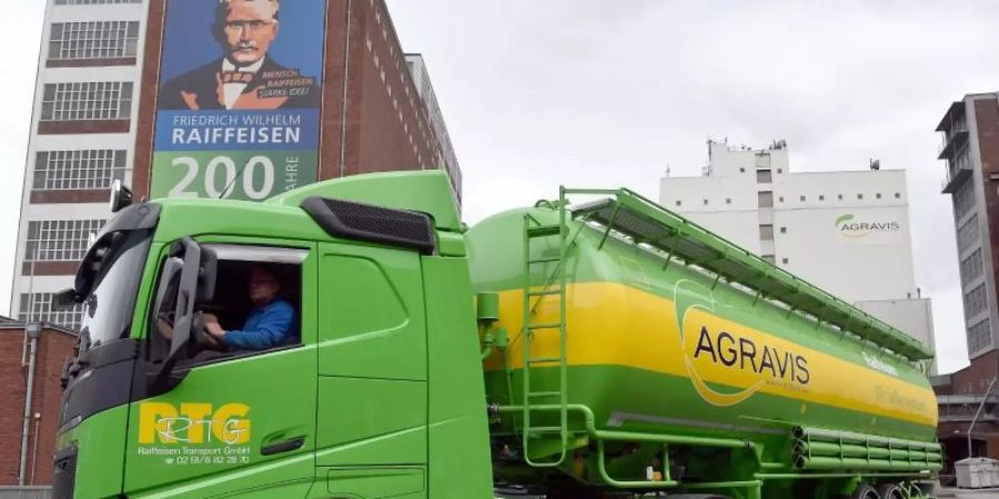Ein LKW mit Futtermittel der Agravis Raiffeisen AG fährt über das Produktionsgelände i Münster. Foto: Caroline Seidel/dpa