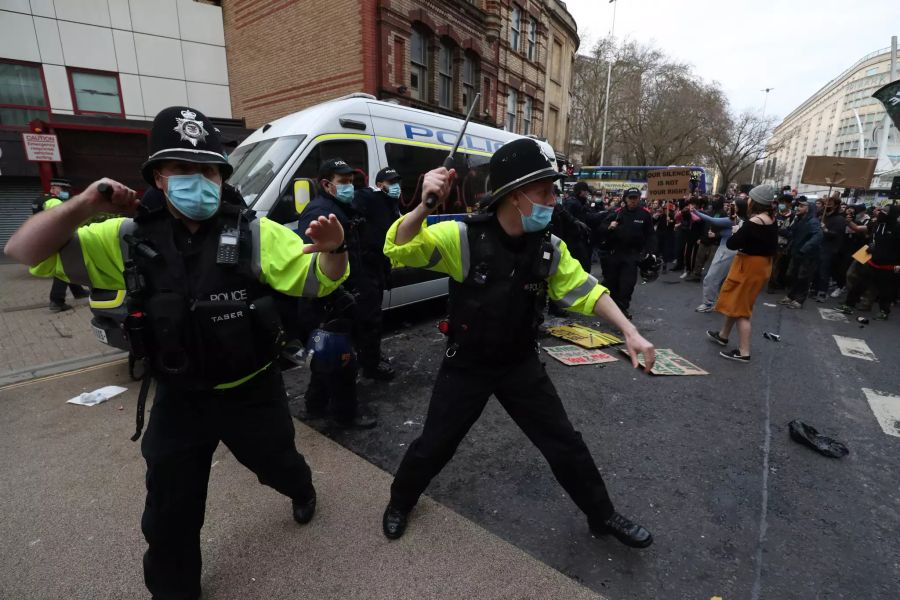Polizisten stossen mit Demonstranten vor der Bridewell Polizeistation zusammen.