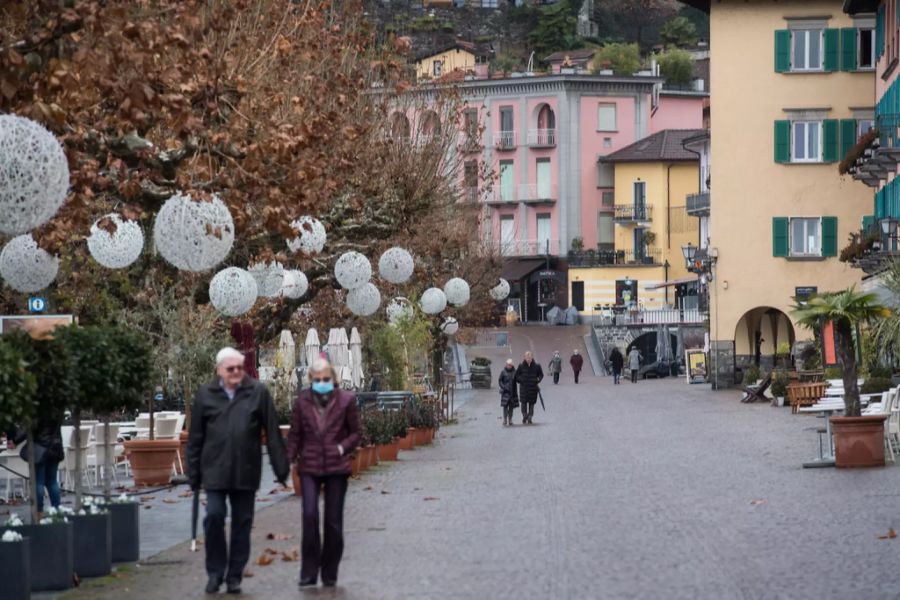 Leute spazieren an der Promenade von Ascona TI.