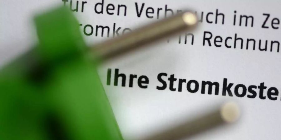 Umstritten ist, wer die Mehrkosten beim Heizen in Mietwohnungen tragen muss. In der Bundesregierung gibt es bislang keine Einigung über die Aufteilung der Zusatzkosten zwischen Mietern und Vermietern. Foto: Jens Kalaene/dpa-Zentralbild/dpa