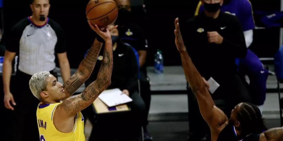 Kyle Kuzma (l) von den Los Angeles Lakers beim Wurfversuch. Foto: Ringo H.W. Chiu/AP/dpa