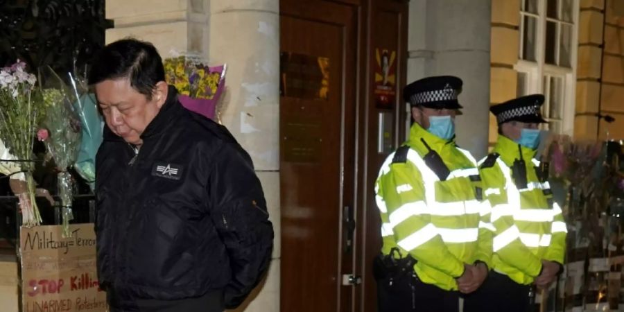 Botschafter Kyaw Zwar Minn vor der Vertretung Myanmars in London