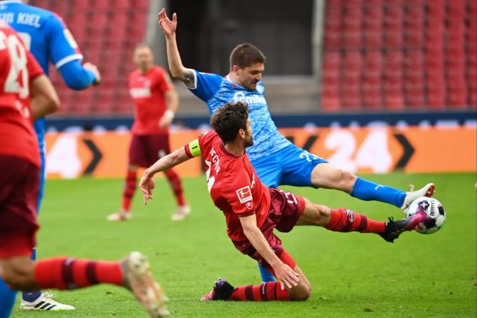 Jonas Hector (vorne) vom 1. FC Köln im Duell mit Kiels Hauke Wahl (hinten) 1. FC Köln