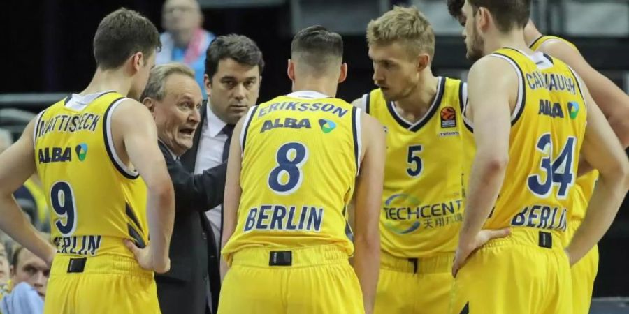 Alba Berlin kassierte in Litauen eine Niederlage: Head Coach Aito Garcia Reneses (2.v.l) spricht im Timeout mit den Spielern. Foto: Andreas Gora/dpa