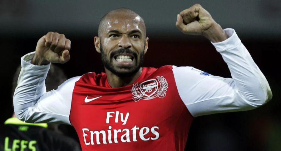 Thierry Henry jubelt im Dress von Arsenal.