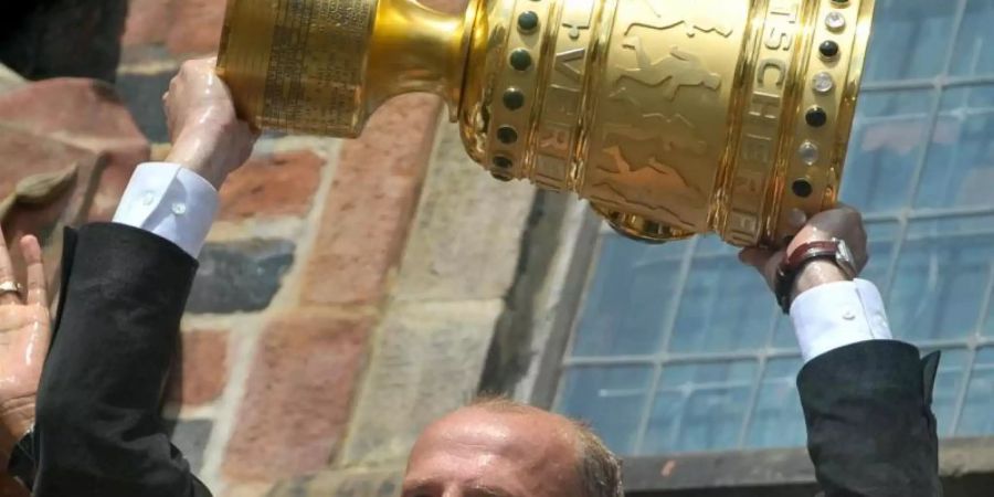 Der damalige Werder-Trainer Thomas Schaaf feiert auf dem Balkon des Bremer Rathhauses mit dem DFB-Pokal. Foto: picture alliance / dpa