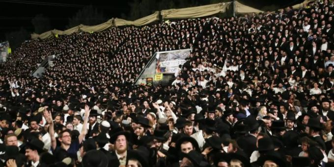 Menschen während der Feier des jüdischen Feiertags Lag Baomer auf dem Berg Meron. Lag Baomer
