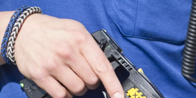 In einigen Fällen erleben Betroffene beim Vollzug der Wegweisung unverhältnismässigen Zwang von Beamten. (Symbolbild) elektroschockpistole