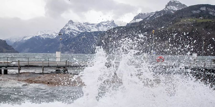 Föhnsturm am Urnersee in Brunnen SZ. Die Schweizer Föhngebiete haben eine stürmische und warme Nacht erlebt. (Archivbild)