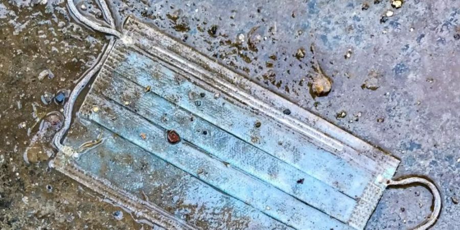 Das Virus als Waffe im Scheidungskrieg: Ein Österreicher hat seine Ex-Frau nach Überzeugung eines Gerichts immer wieder angehustet, um sie mit Corona anzustecken. (Symbolbild). Foto: Boris Roessler/dpa