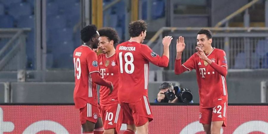 Die Bayern-Spieler feiern einen weiteren Treffer gegen Lazio Rom. Foto: Giuseppe Maffia/dpa