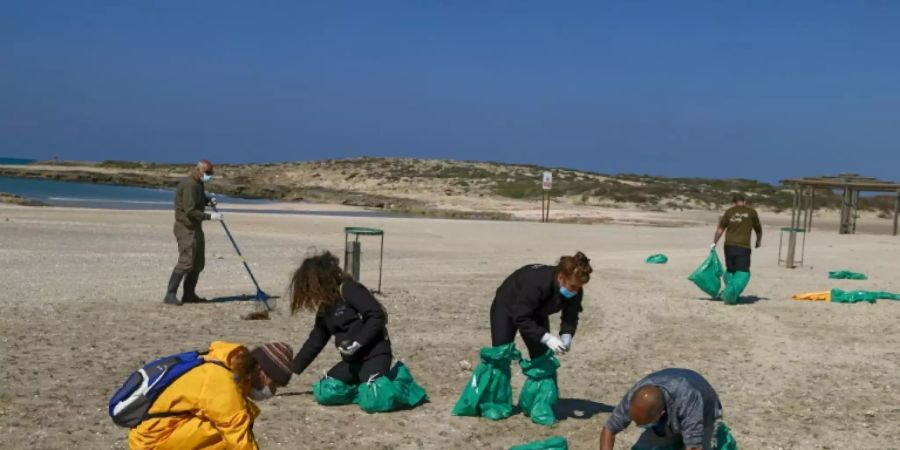 Helfer am Strand bei Haifa