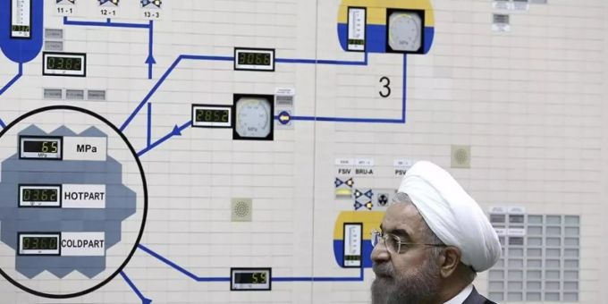 Irans Präsident Hassan Ruhani besucht das Atomkraftwerk Buschehr (Archiv). Das Atom-Abkommen von 2015 hatte eine Obergrenze von niedrig angereichertem reinem Uran bei 200 Kilogramm festgeschrieben. Foto: Mohammad Berno/Iranian President's Office/AP/dpa Irans Präsident Hassan Ruhani besucht das Atomkraftwerk Buschehr (Archiv). Das Atom-Abkommen von 2015 hatte eine Obergrenze von niedrig angereichertem reinem Uran bei 200 Kilogramm festgeschrieben. Foto: Mohammad Berno/Iranian President's Office/AP/dpa