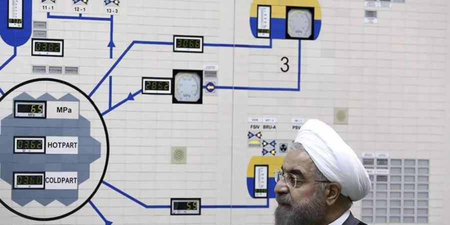 Irans Präsident Hassan Ruhani besucht das Atomkraftwerk Buschehr (Archiv). Das Atom-Abkommen von 2015 hatte eine Obergrenze von niedrig angereichertem reinem Uran bei 200 Kilogramm festgeschrieben. Foto: Mohammad Berno/Iranian President's Office/AP/dpa
