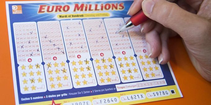 Eine Gewinnerin oder ein Gewinner hat am Freitag in der Lotterie Euromillions umgerechnet über 184 Millionen Franken gewonnen. (Archivbild) Eine Gewinnerin oder ein Gewinner hat am Freitag in der Lotterie Euromillions umgerechnet über 184 Millionen Franken gewonnen. (Archivbild)