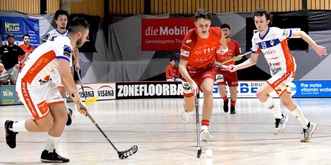 Thuns Janic Moser führt den Ball. Janic Moser - UHC Thun