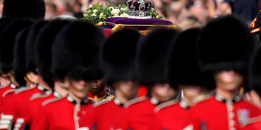 Wachmänner während der Prozession vom Buckingham-Palast zur Westminster Hall.