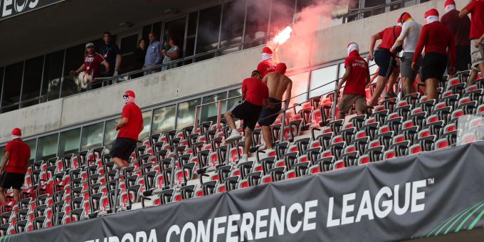 Nach den Ausschreitungen beim OGC Nizza muss sich ein erster Fan in der südfranzösischen Stadt vor Gericht verantworten. Nach den Ausschreitungen beim OGC Nizza muss sich ein erster Fan in der südfranzösischen Stadt vor Gericht verantworten.