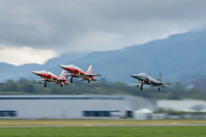Zwei rot-weisse und ein grauer F-5 Tiger der Patrouille Suisse im Landeanflug. Tiger F-5 Patrouille Suisse