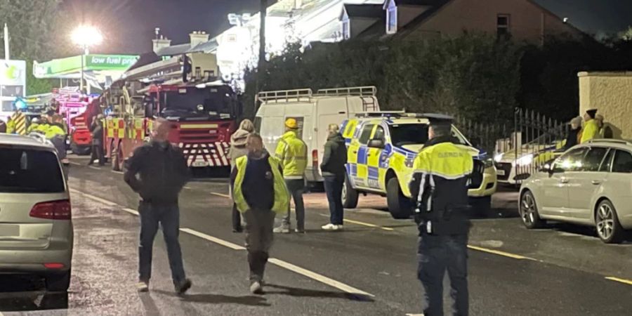Rettungskräfte arbeiten am Ort einer Explosion an der Applegreen-Tankstelle im Dorf Creeslough in der Grafschaft Donegal, wo es nach einer Explosion mehrere Verletzte gegeben hat. Foto: Jonathan Mccambridge/PA Wire/dpa