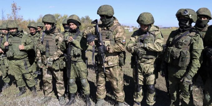 Eine russische Einheit soll sich offenbar an Bord eines Zuges mit dem Coronavirus infiziert haben. (Symbolbild) Ukraine Krieg Coronavirus Soldaten