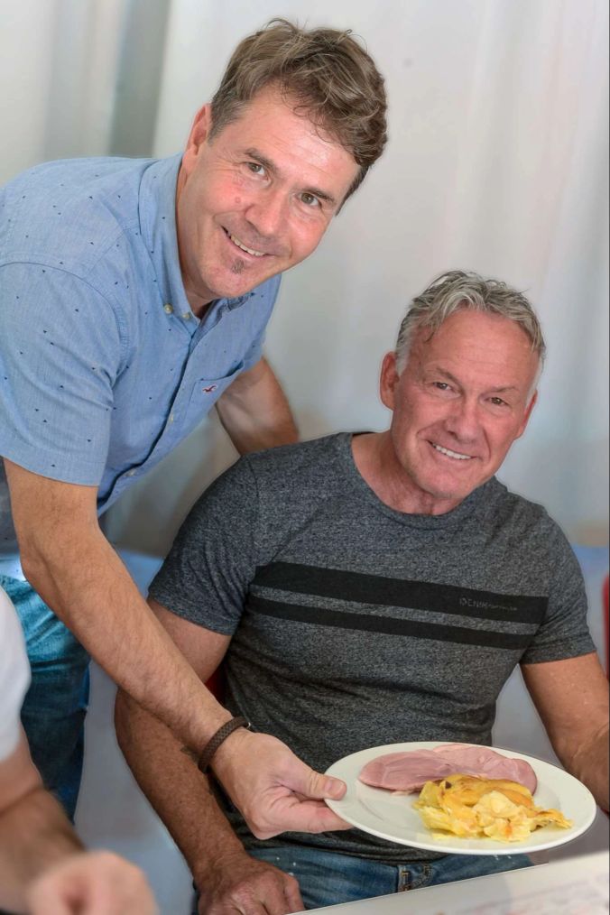 FC Belp Präsident Rolf Schneider (l) mit Hamme und Gratin für Erni Maissen (r).