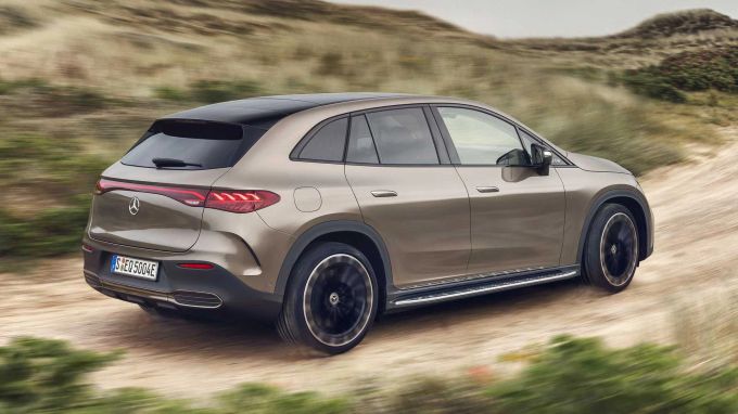 Mit fast fünf Metern Länge ist das EQE SUV das bisher kleinste Modell der neuen Elektro-Generation 2023 Mercedes EQE SUV