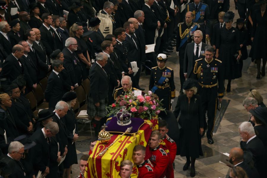 Die Kinder von Queen Elizabeth gehen hinter dem Sarg.