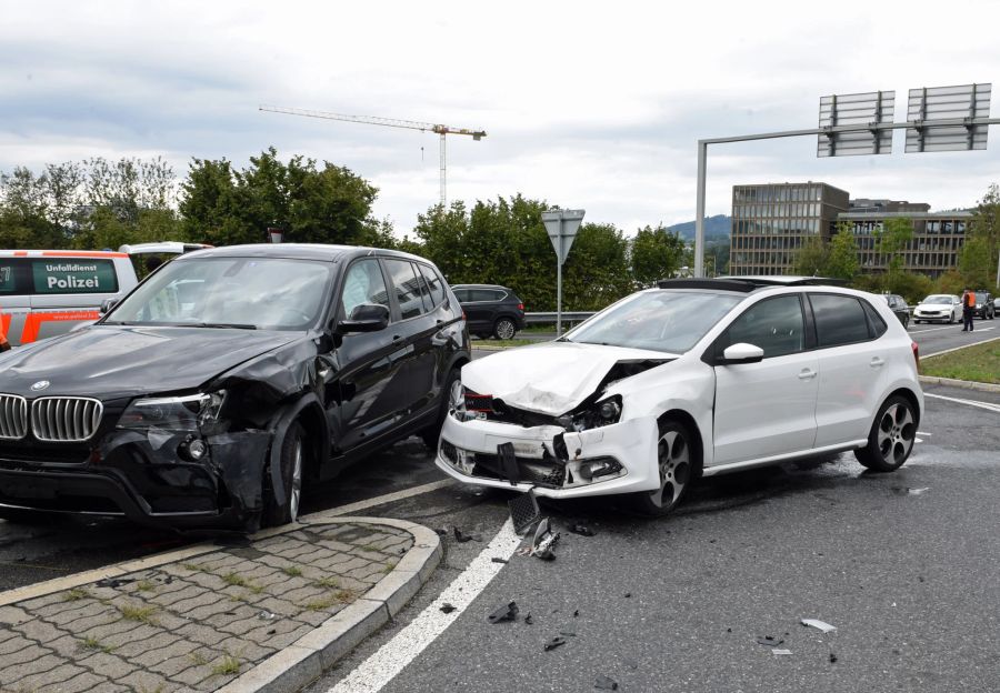 An den Fahrzuegen enstand ein Sachschaden