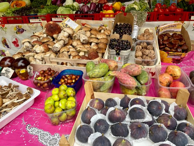 Frische Früchte, Gemüse und Pilze auf dem Markt von Lucca. Lucca