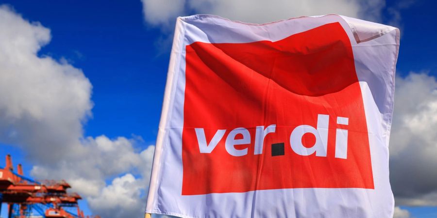 Eine Verdi-Flagge weht vor dem Container Terminal Burchardkai (CTA) der Hamburger Hafen und Logistik AG.