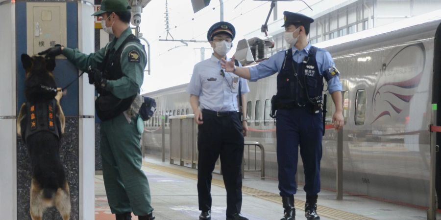 Polizisten patrouillieren im JR-Bahnhof vor dem Staatsbegräbnis für Shinzo Abe.