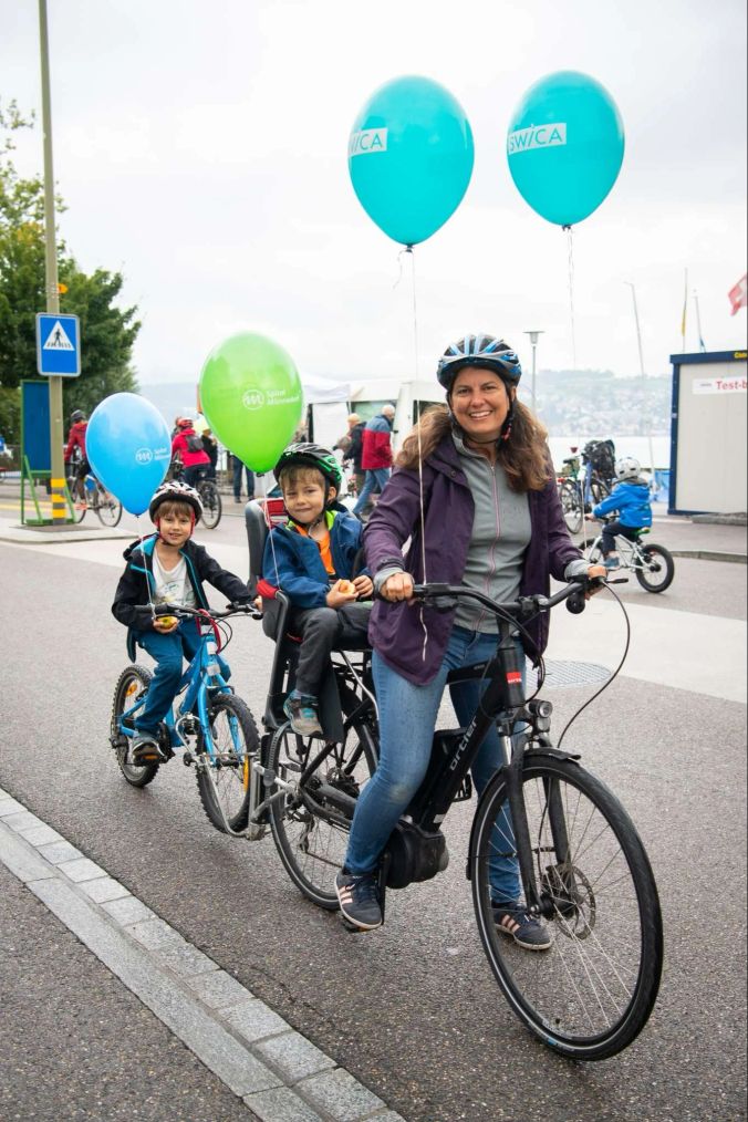 Cedric, Robin und Anita aus Meilen sind am SlowUp zu dritt unterwegs.