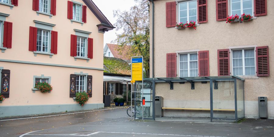 Bushaltestelle im Zentrum der Gemeinde Stadel. - Bezirk Dielsdorf