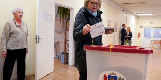 Eine Frau gibt ihre Stimme in einem Wahllokal in Riga ab. Parlament Wahlen Lettland