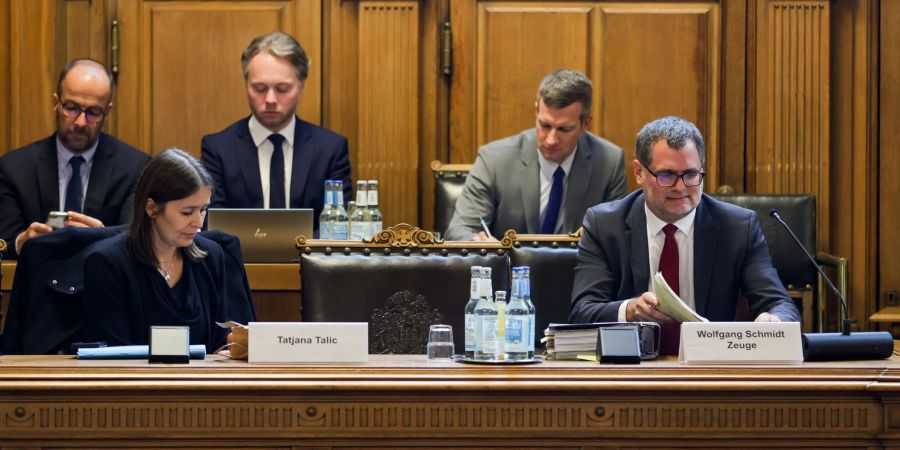 Kanzleramtsminister Wolfgang Schmidt (vorne rechts) ist als Zeuge vor den «Cum-Ex»- Untersuchungsausschuss der Hamburgischen Bürgerschaft geladen worden.