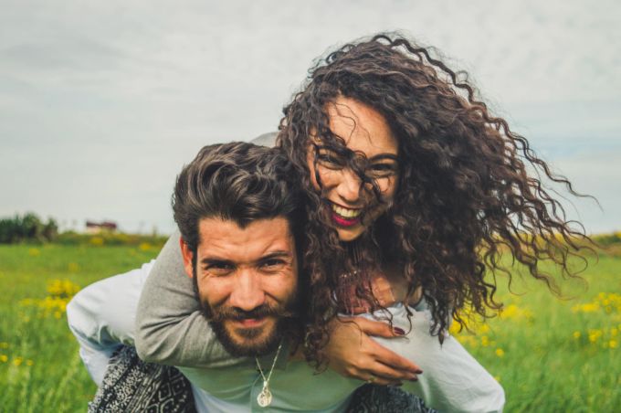 Der Wunsch nach Liebe ist beim Menschen tief verankert. Mann trägt Frau auf Rücken
