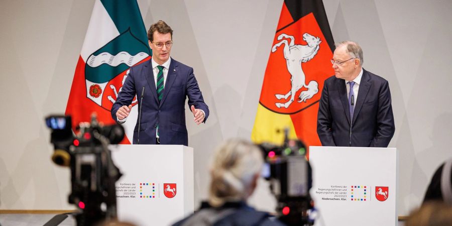 Die Ministerpräsidenten Hendrik Wüst (l.) und Stephan Weil (r.) während einer Pressekonferenz.
