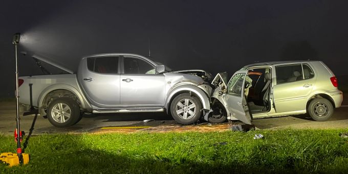 Bei der Frontalkollision wurden zwei Personen verletzt. Bei der Frontalkollision wurden zwei Personen verletzt.