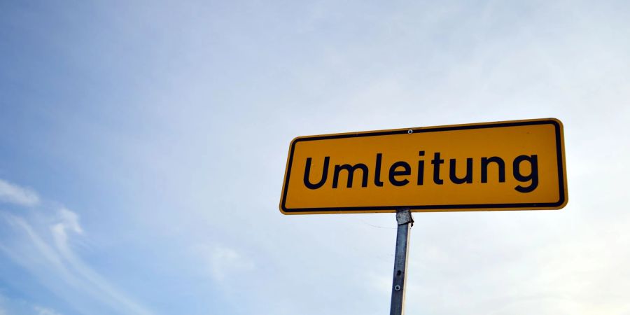 Ist die Strasse gesperrt, müssen auch Fahrradfahrer die ausgeschilderte Umleitung nehmen.