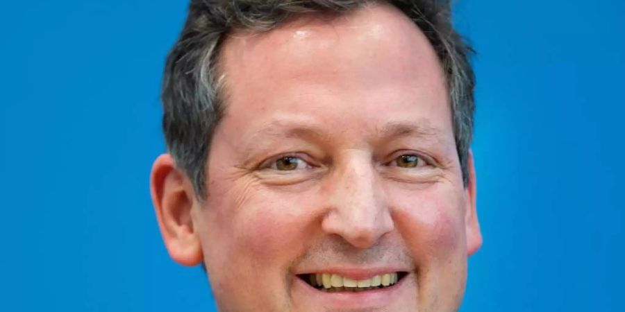 Eckart von Hirschhausen empfiehlt, nicht mit den coronabedingten Einschränkungen zu hadern. Foto: Monika Skolimowska/zb/dpa