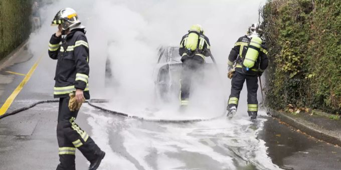 In einem Parkhaus in Basel gerieten zwei Autos in Brand. (Symbolbild) brand auto