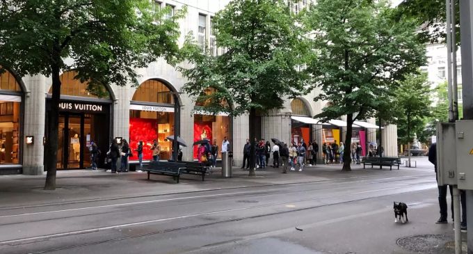 Die Schlange, die sich gestern Morgen vor dem Louis Vuitton an der Zürcher Bahnhofstrasse gebildet hatte. Louis Vuitton Zürich Bahnhofstrasse
