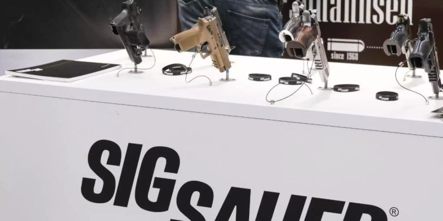 Pistolen der Firma Sig Sauer sind auf einem Ausstellungstisch bei der Messe «Outdoor 2019 Jagd &amp; Natur» aufgestellt. Foto: Frank Molter/dpa