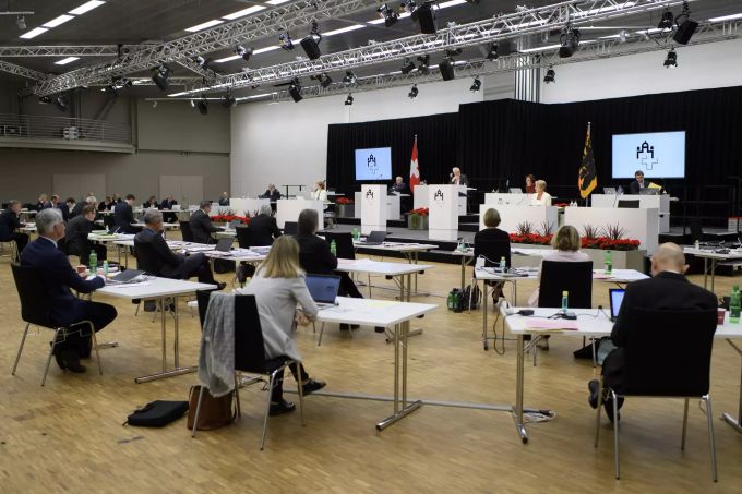 Parlamentieren debattieren während der Sommersession der Eidgenössischen Räte, am Donnerstag, 11. Juni 2020 im Ständerat in einer Ausstellungshalle von Bernexpo in Bern. Ständerat