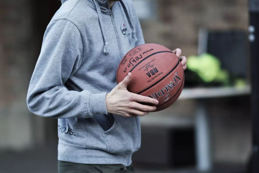 ...Basketball spielen. Dieser Ball hat sogar das Logo der rekja aufgedruckt.